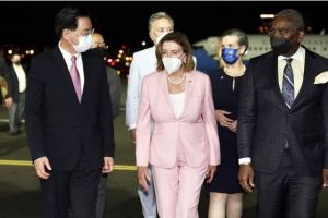 ▲美國眾議院議長裴洛西昨夜訪台，下機時身穿粉紅套裝搭白色珍珠項鍊與耳環。（圖/外交部提供）
