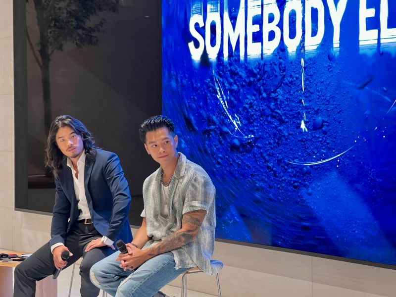 ▲高爾宣和擔任導演的哥哥高爾賢共同分享新MV《Somebody Else》在水下拍攝的甘苦談。（圖/記者周淑萍攝）