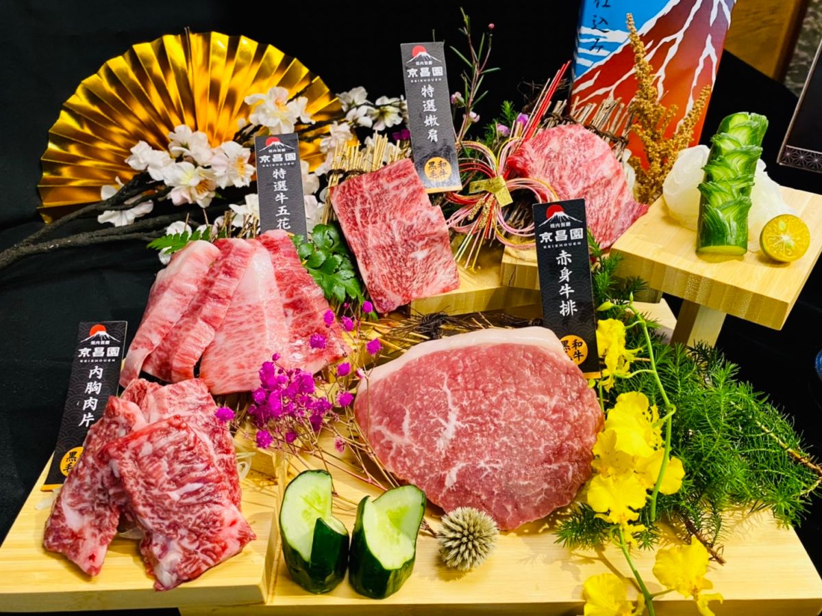 ▲中秋烤肉預備備！「開丼」攜手源自日本擁有60年燒肉經驗的「京昌園」合作，限量打造三款正宗「日式燒肉組合」，搭配京昌園秘傳燒肉醬與開丼創業壹號燒肉醬在家享用。最便宜人均只要300元，就能享受到8款特選肉品。（圖／記者蕭涵云攝）