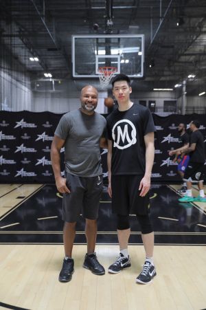 ▲傳奇球星Derek Fisher(左)也是教練團之一，蘇士軒也利用訓練完的空擋與他合照。蘇士軒提供