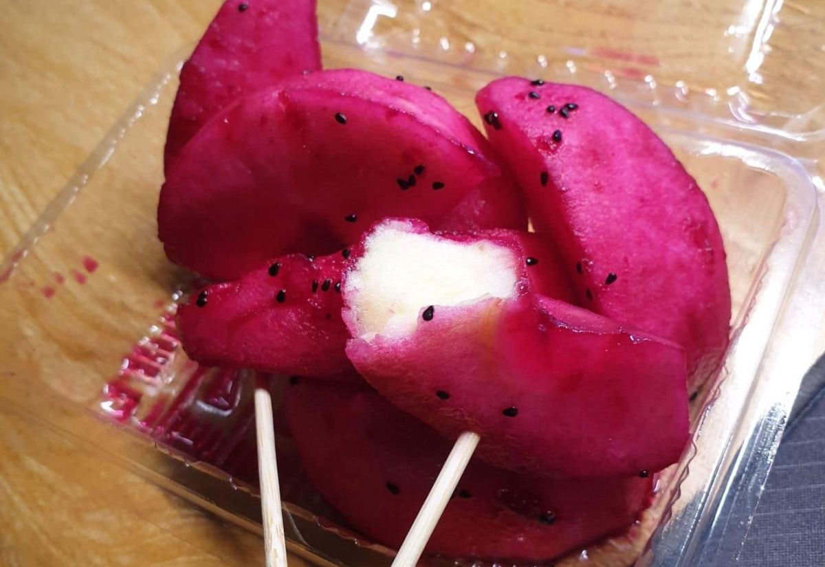 ▲當事人買火龍果回家後，卻發現是蘋果加黑芝麻。（圖／取自《爆料公社(官方粉專專屬)》）