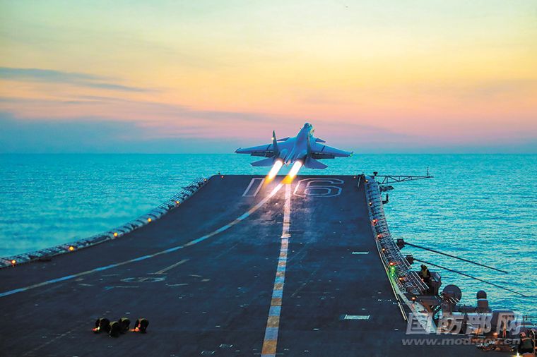 ▲共軍將於8月4日12時至7日12時,在台灣週邊海域和空域進行重要軍事演訓行動。圖為共軍殲15戰機從航艦升空。(圖/中國國防部)