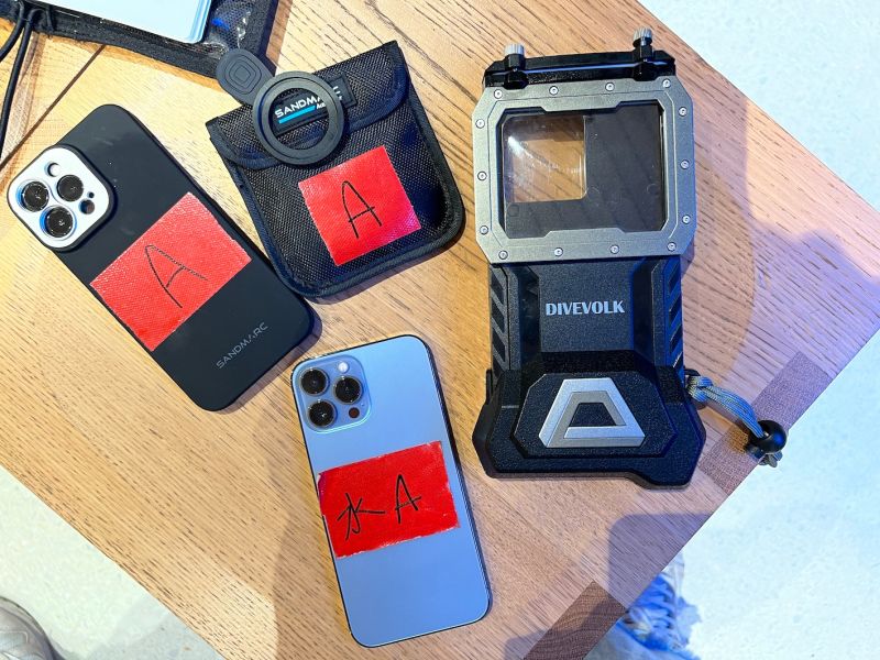 ▲高爾宣新MV共用了4台iPhone 13 Pro Max和手機防水殼。(圖/記者周淑萍攝)