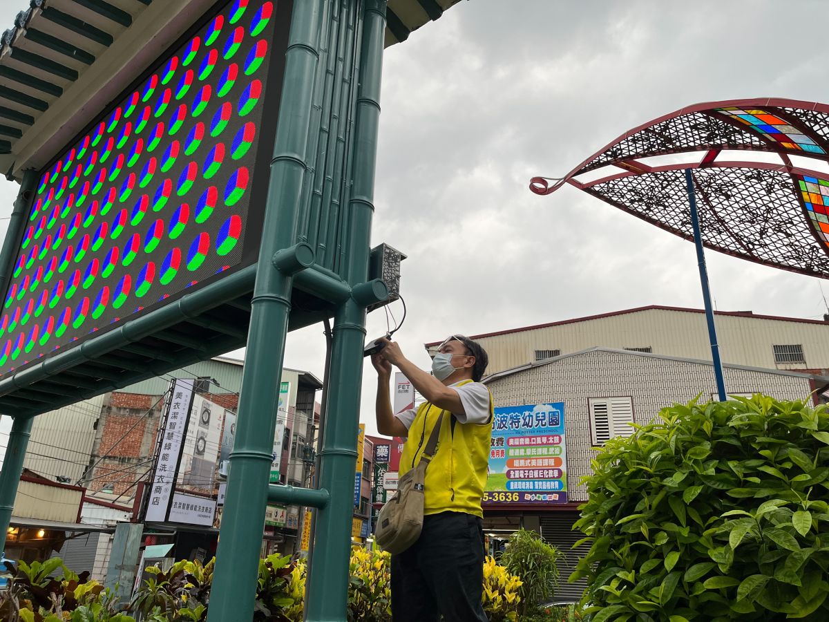 ▲關機後被駭客重新開機的竹山鎮公所電子看板，下午暫時取消網路連線，以手動方式重新運作。（圖／竹山鎮公所提供，2022.08.03）