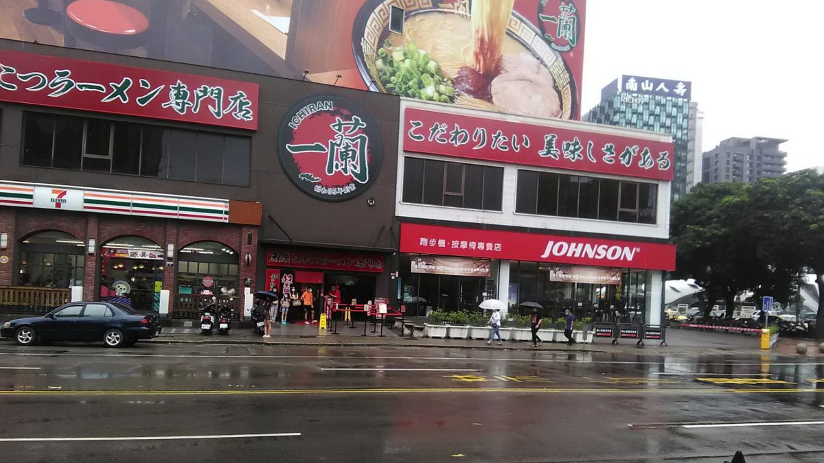 ▲一蘭拉麵台中朝富店。有網友好奇，下雨天都沒人排隊，要不要衝呢？結果大家紛紛笑說：「進去就知道了。」（圖／爆廢公社公開版）