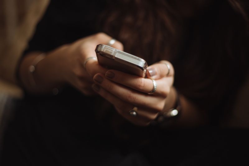 ▲Lia與對方討論一番後，以正面神回覆結束對話。（示意圖／取自unsplash）