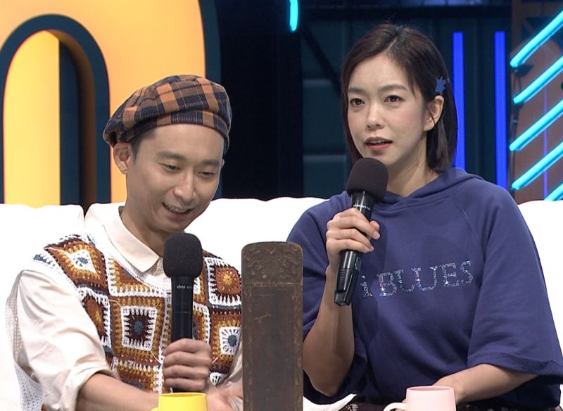 ▲浩子(左)被導覽先生帶來的「寶物」嚇得直呼不會主持了。(圖/公視台語台提供)