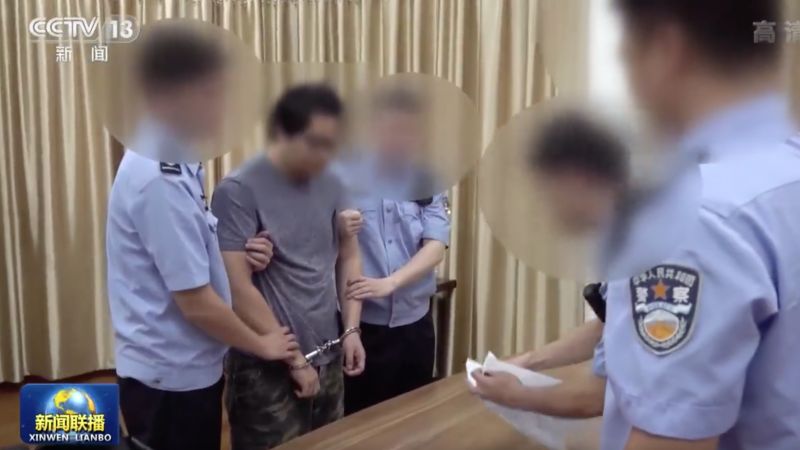 ▲「台灣民族黨」副主席楊智淵在中國被捕，上銬帶回警局的畫面曝光。（圖／翻攝自《央視新聞》微博）