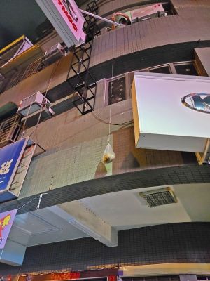 外送客人沒現身心裡毛毛的!驚見「這物」笑:生活智慧王 ▲原PO分享客人利用棉線綁鉤子,就這樣將餐點拉上3樓,大讚對方是「生活智慧王」!(圖/翻攝自《外送員的奇聞怪事》)