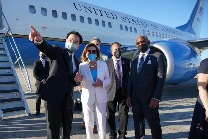 ▲美國聯邦眾議院議長裴洛西（Nancy Pelosi）3日下午，搭乘專機離開台灣飛往韓國。（圖／翻攝自外交部臉書）