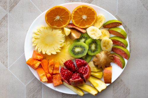 水果「當正餐、空腹吃」！他吃出脂肪肝、糖尿病　長期發炎恐肝癌
