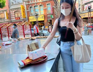 台北霞海城隍廟,情人節,七夕,拜月老。(圖/記者周淑萍攝) ▲台北霞海城隍廟,情人節,七夕,拜月老。(圖/記者周淑萍攝)