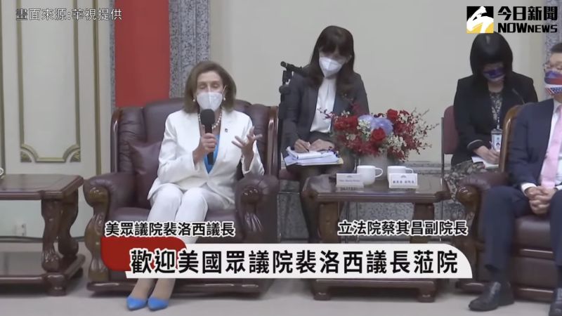 ▲裴洛西在發表言論時,一旁口譯員打斷發言引起討論,對此,同行跳出講出公道話被讚爆。(圖/NOWnews直播)
