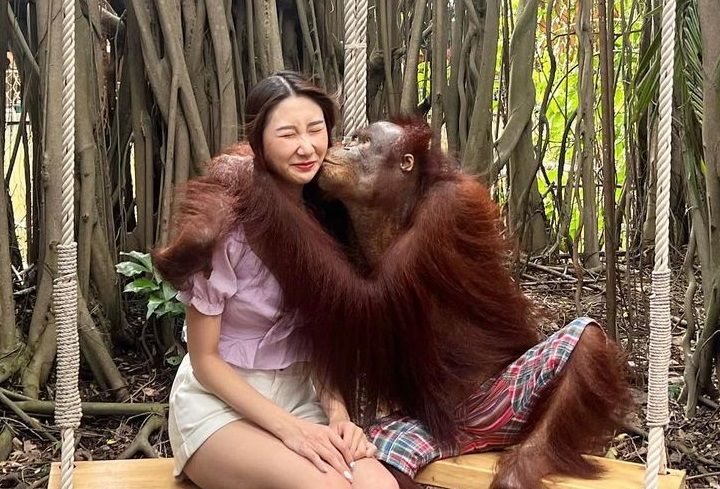 ▲Wendy在泰國動物園被猩猩強吻！（圖／Wendy林宛璇IG）