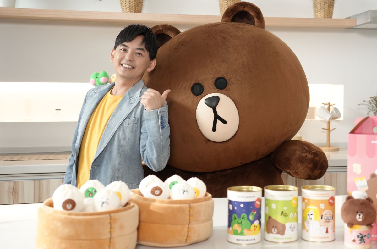 ▲七夕情人節來幫「熊大」慶生！主廚熊大生日適逢中秋節推出「超有梗」月餅口味爆米花禮盒；LINE FRIENDS明星化身小籠包絨毛面紙套齊祝壽，軟萌模樣超可愛，今晚通通和國民主持人「黃子佼」一起直播開賣。（圖／LINE FRIENDS提供）
