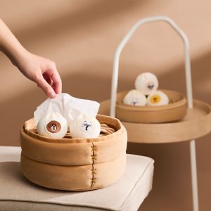 熊大生日!LINE FRIENDS化身小籠包萌翻 黃子佼直播開賣 ▲每次抽取面紙都被LINE FRIENDS小籠包萌一波。(圖/LINE FRIENDS提供)