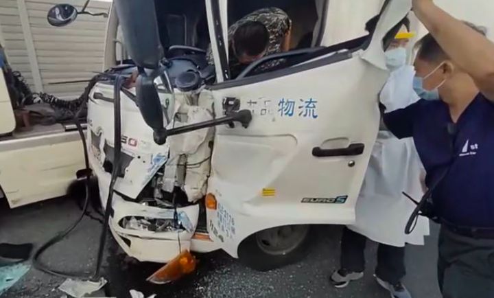 ▲貨車司機受困車內。（圖／翻攝畫面）