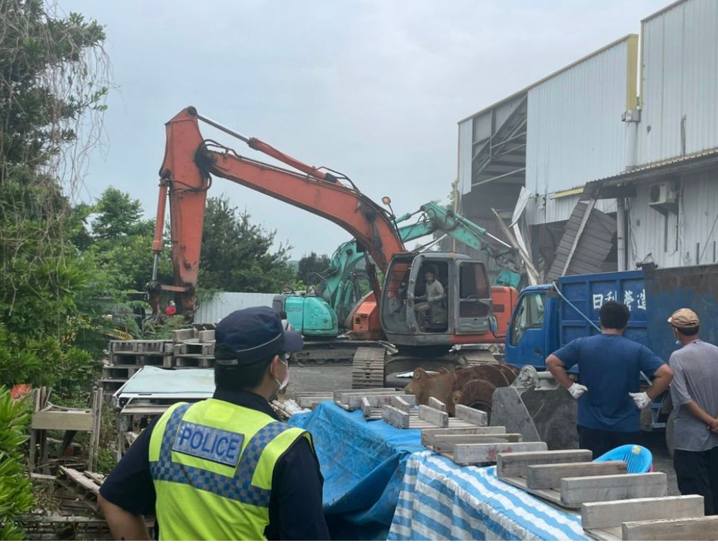 ▲彰化違章鐵皮屋職業賭場拖了三年，警方專案小組動員機具強制拆除。（圖／翻攝畫面）