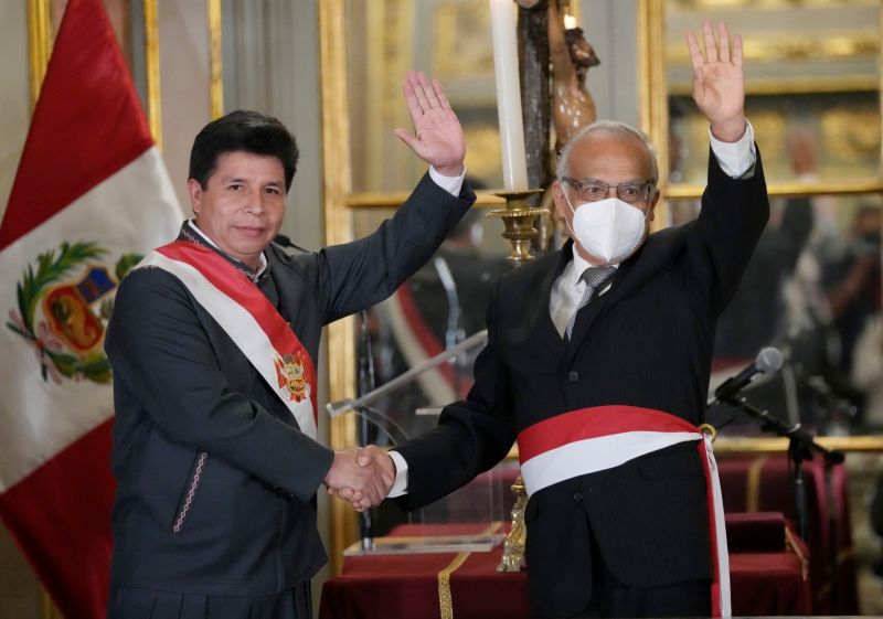 ▲秘魯總理托瑞斯（右）請辭，成為1年內第4位下台的總理。（圖／美聯社／達志影像）