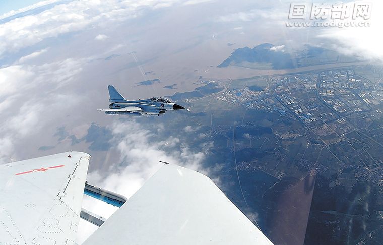 ▲中共海軍航空兵殲10戰機實戰化訓練。(圖/中國國防部)