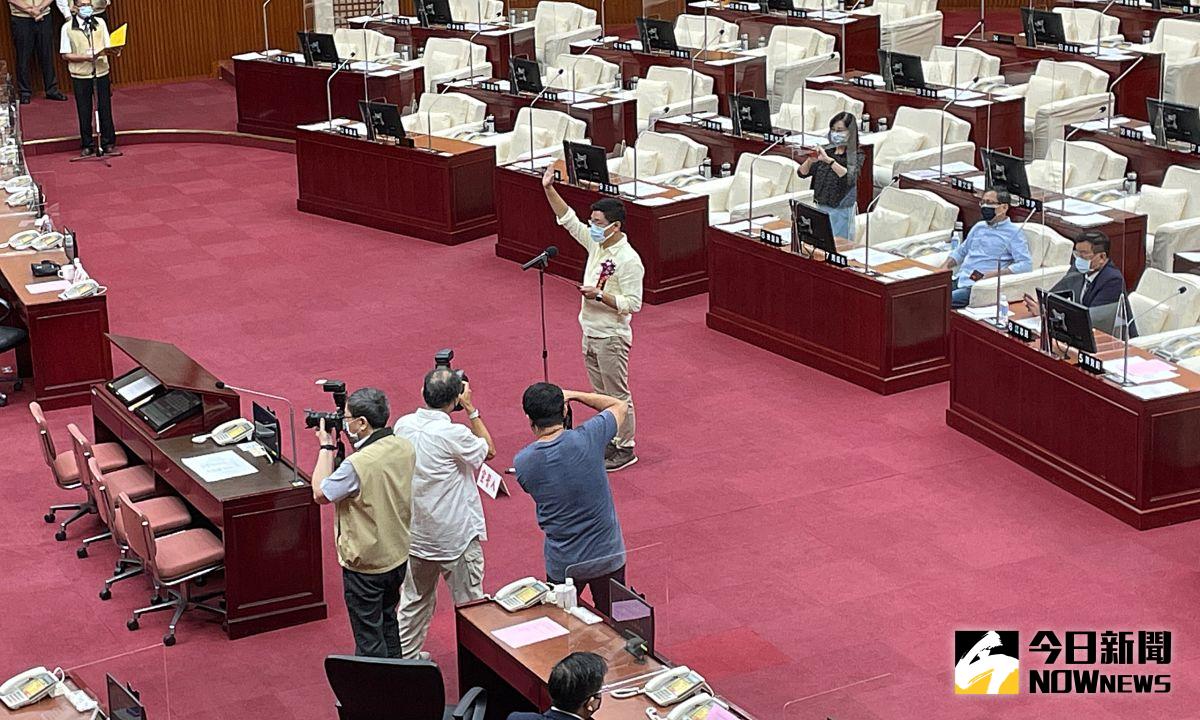 ▲遞補新黨議員潘懷宗席次的民進黨台北市議員陳賢蔚，4日上午前來議會宣誓就職。（圖／記者丁上程攝，2022.08.04）