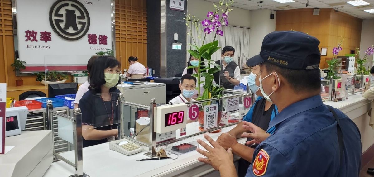 ▲台中市五分局四平所，在8月2日於1小時內即與銀行行員共同阻止2件詐騙案，總共攔下5百萬元（圖/記者鄧力軍翻攝）