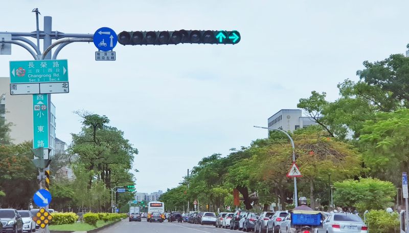 ▲路人在台南小東路，驚見10燈獎版紅綠燈。（圖／取自《路上觀察學院》）