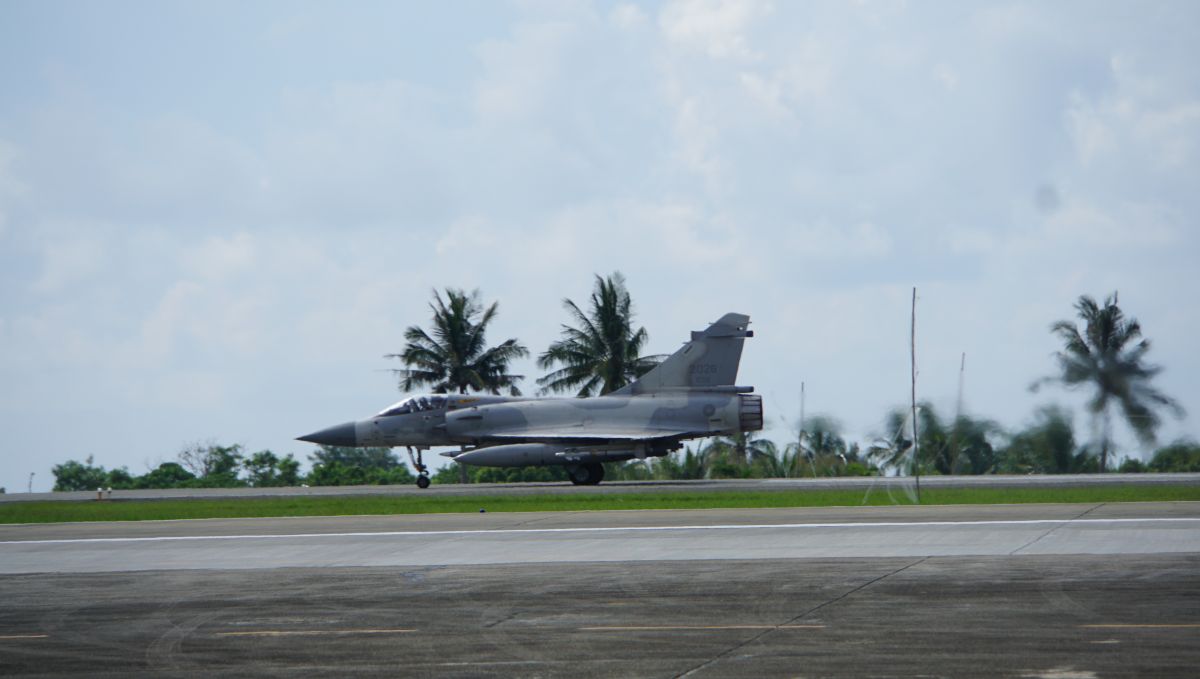 ▲幻象2000戰機在志航基地掛彈起飛。非新聞當事飛機。（資料照／記者呂炯昌攝）