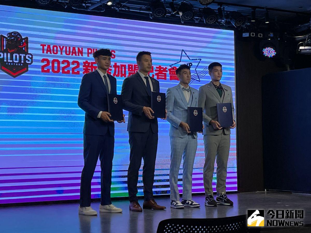 ▲陳信安與新秀張鎮衙、白曜誠、林子洧合影。（圖／吳政紘攝）