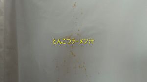 「吃拉麵專用T恤」宣稱沾染污漬不要怕!用水即可清除它。(圖/翻攝自Makuake官方網站) ▲「吃拉麵專用T恤」宣稱沾染污漬不要怕!用水即可清除它。(圖/翻攝自Makuake官方網站)