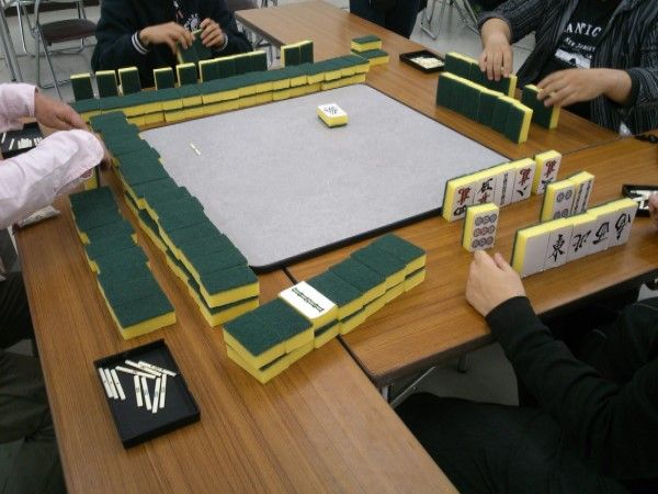 ▲日本網友利用「菜瓜布」製作成麻將牌，不僅尺寸變大，玩牌時也不會發生噪音。（圖／推特帳號isaki68k）