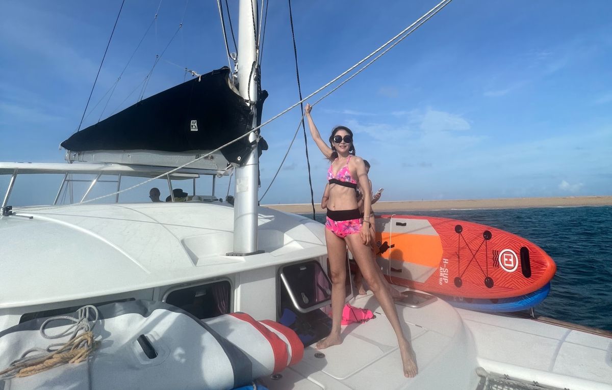 ▲曲艾玲4天二飛澎湖，52歲身材走光。（圖／艾迪昇傳播提供）