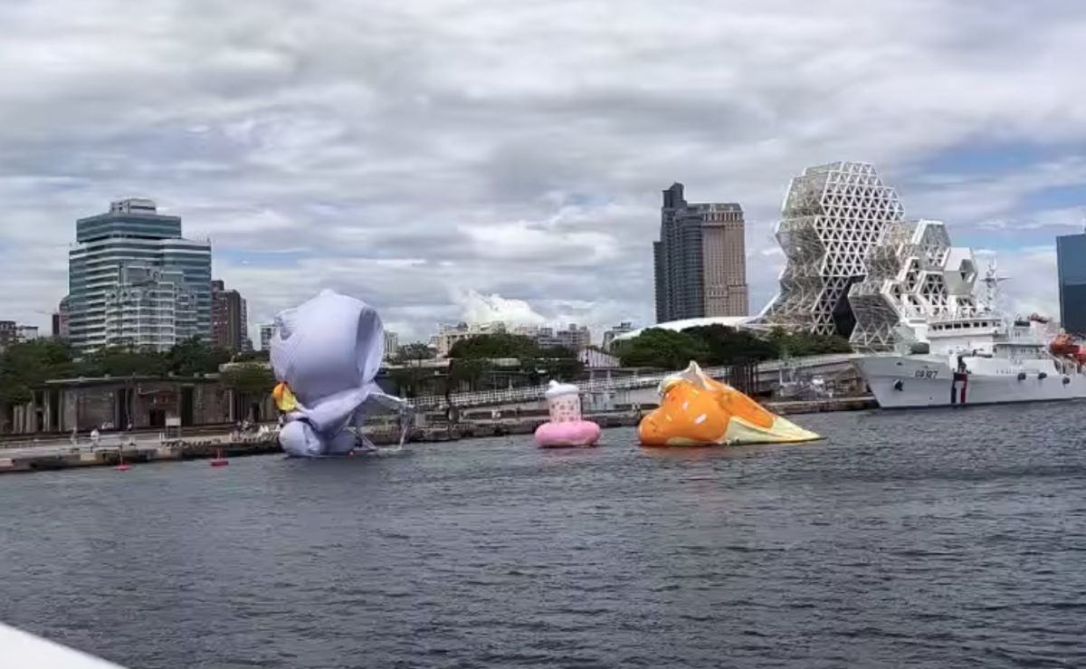 ▲「貓爪抓」被吹到破損整個消風，有網友剛好目睹貓爪抓被回收到岸上的瞬間，看起來就像是自己「罷工」不想演出跑上岸邊，讓大家笑翻。（圖／翻攝自爆怨公社）