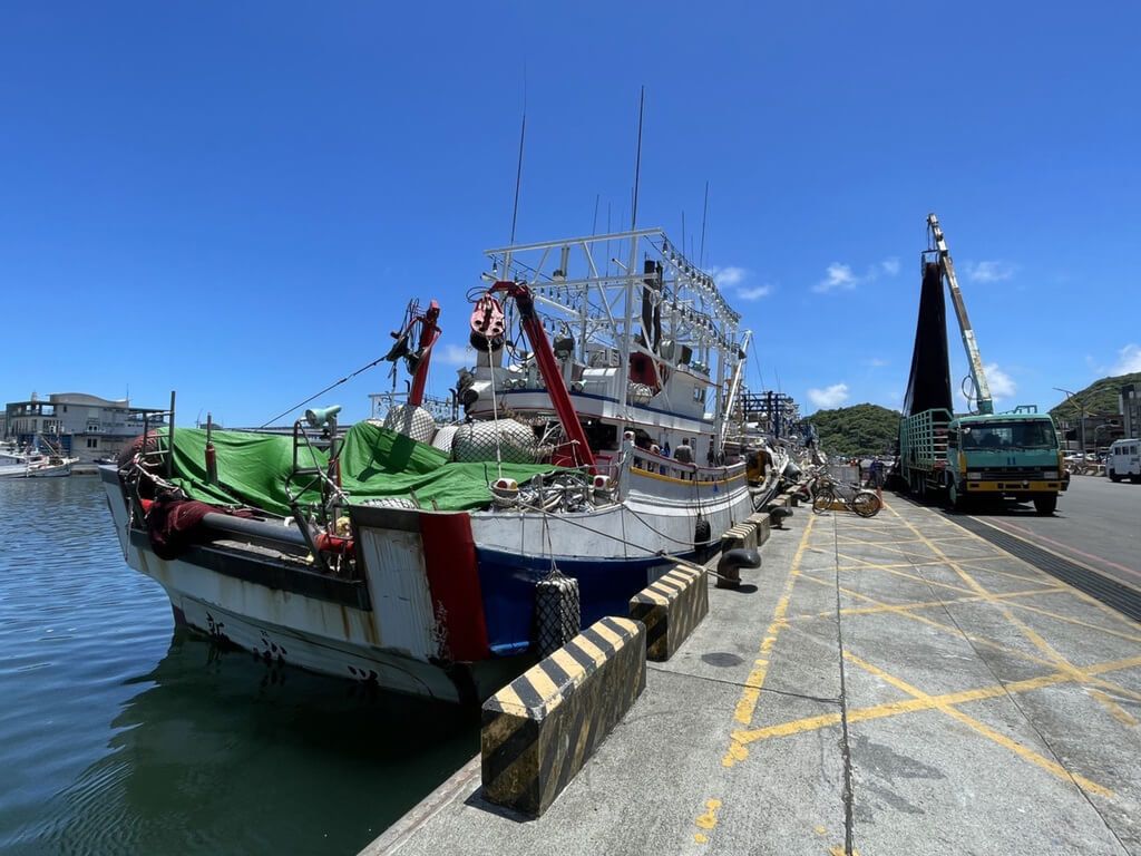 ▲受中國在台海周邊實施軍演影響，宜蘭蘇澳約有200艘漁船暫時3天不出海，漁獲經濟損失約新台幣5000萬元。圖為蘇澳漁船4日在港口整補情況。（圖／讀者提供 中央社記者沈如峰宜蘭傳真 111年8月4日）