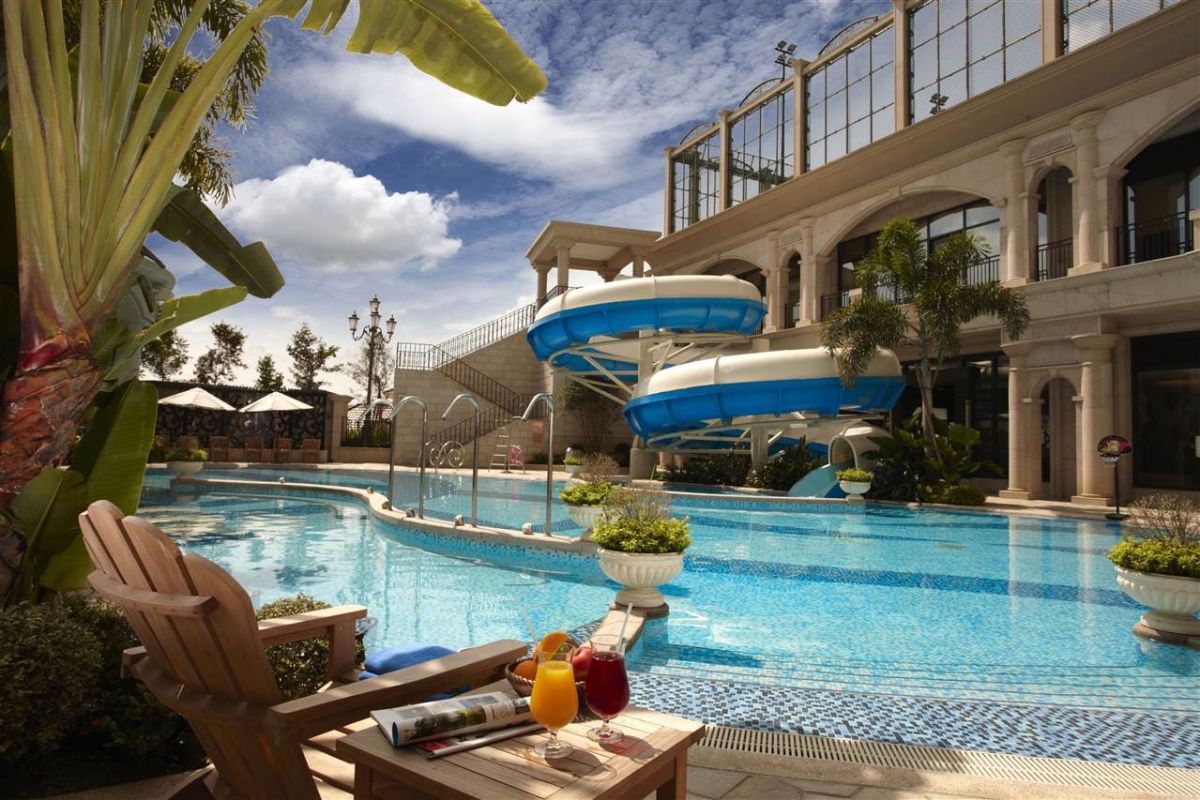 ▲台灣高鐵今（4）日宣布，攜手國泰及義聯兩大飯店集團，分別推出國泰「搭高鐵．秋遊趣」以及義聯「搭高鐵．住義大」限時優惠專案。（圖／高鐵提供）