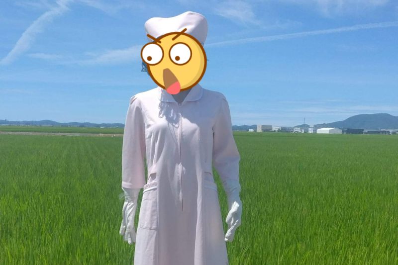 ▲日本一名網友日前遇見一位「護理師」在佇立在農田邊，相當詭異。（圖／推特帳號magokoro358）
