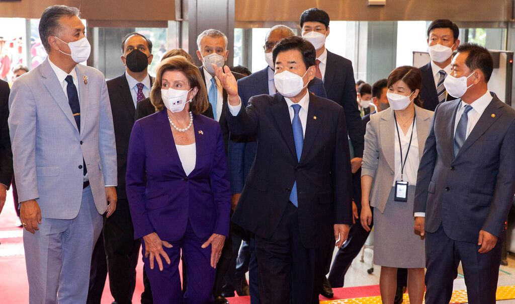 ▲美國聯邦眾議院議長裴洛西（左）4日與韓國國會議長金振杓（右）會面。（圖／美聯社／達志影像）