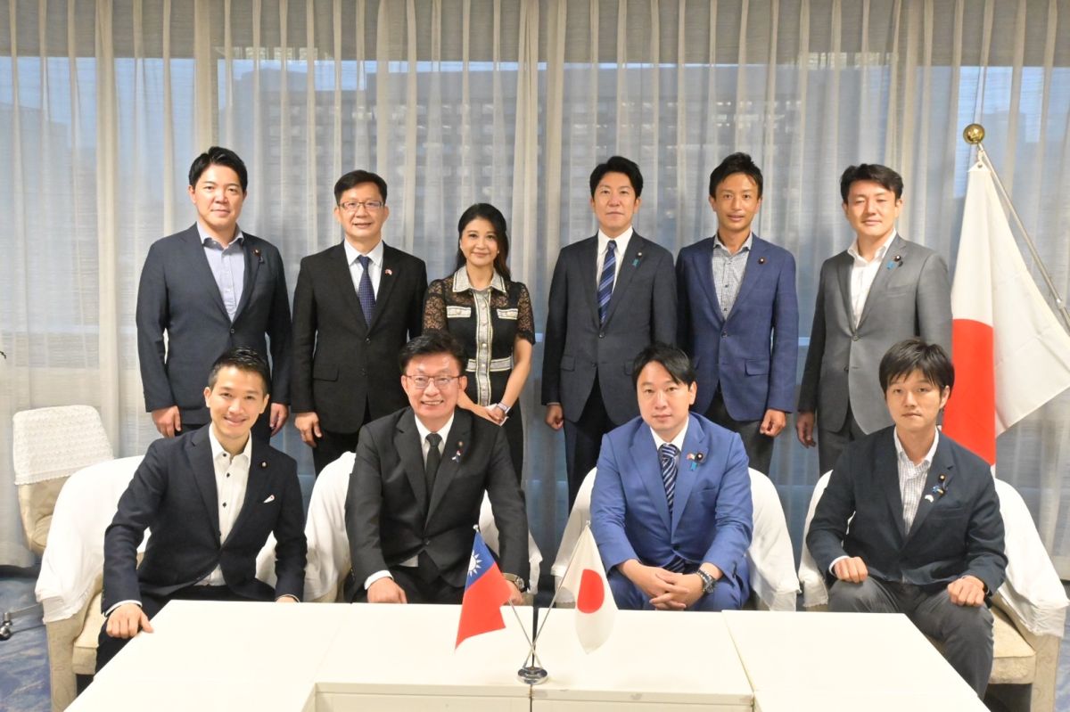 ▲多位民進黨立委赴日悼念安倍晉三，並拜會自民黨青年局。（圖／郭國文辦公室提供）