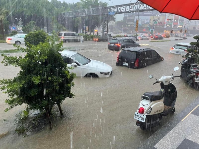 ▲受午後對流雲系發展旺盛影響，嘉義市區多處路段淹水。（圖／翻攝南部群@爆）
