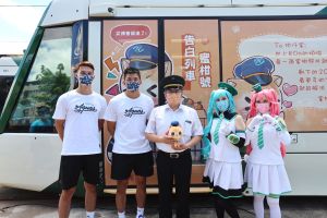 ▲高雄捷運七夕告白列車蜜柑號首航儀式,由高雄捷運公司總經理王亞洲(中)主持。(圖/記者黃守作攝,2022.08.04) ▲高雄捷運七夕告白列車蜜柑號首航儀式,由高雄捷運公司總經理王亞洲(中)主持。(圖/記者黃守作攝,2022.08.04)