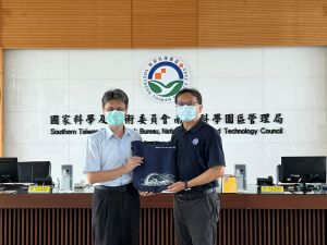 崑山科大副校長鐘俊顏 (右)與南科管理局局長蘇振綱合影 ▲崑山科大副校長鐘俊顏 (右)與南科管理局局長蘇振綱合影(圖/崑山科大提供)