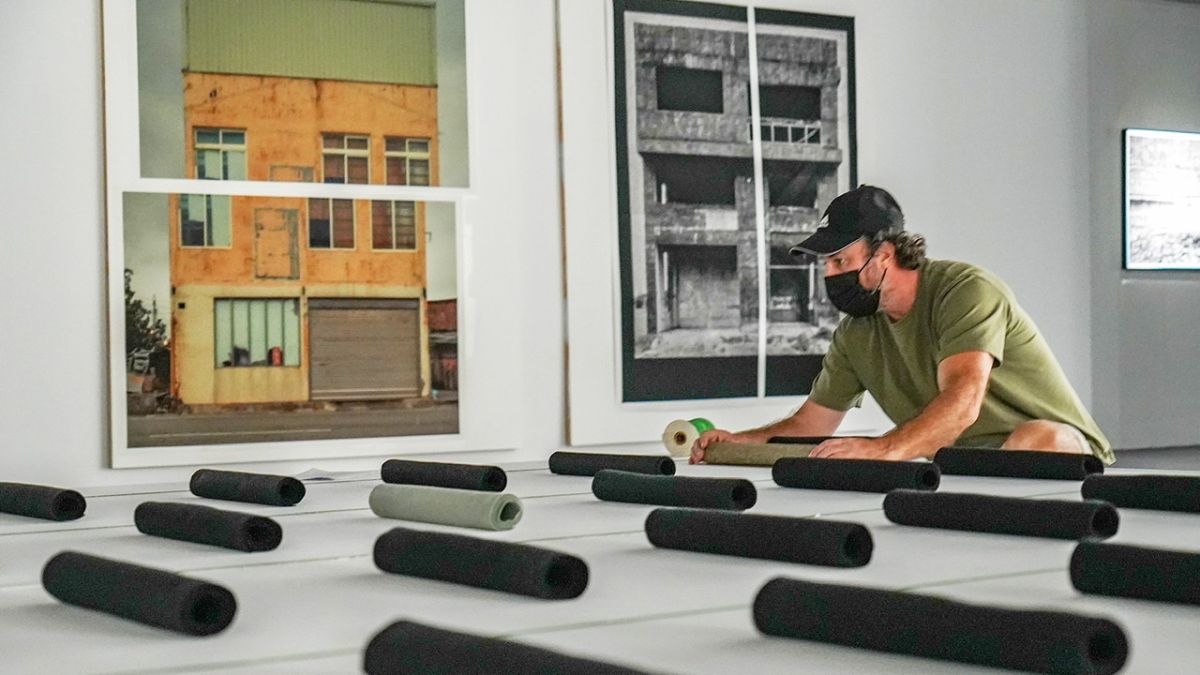 ▲「KSpace高雄實驗場」之首檔個展《閱界：邊際之潮》，由紐西蘭藝術家盧卡斯透過攝影、錄像裝置等創作手法詮釋。（圖／高美館提供）