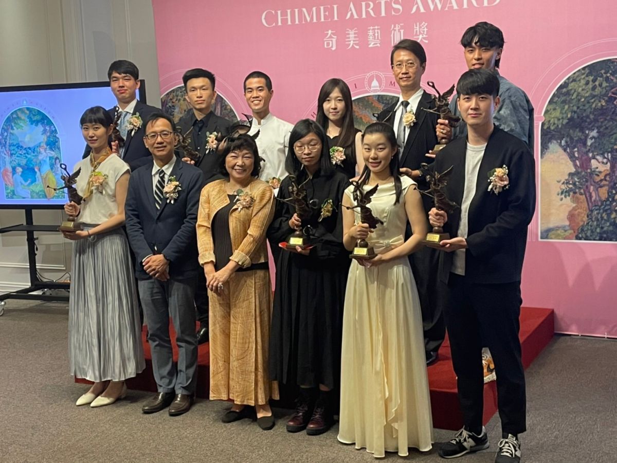 ▲奇美文化基金會執行長郭玲玲（前排左三）、奇美博物館館長許家彰(前排左二)與10 位奇美藝術獎得主合影（圖／記者林怡孜攝，2022,08,04）