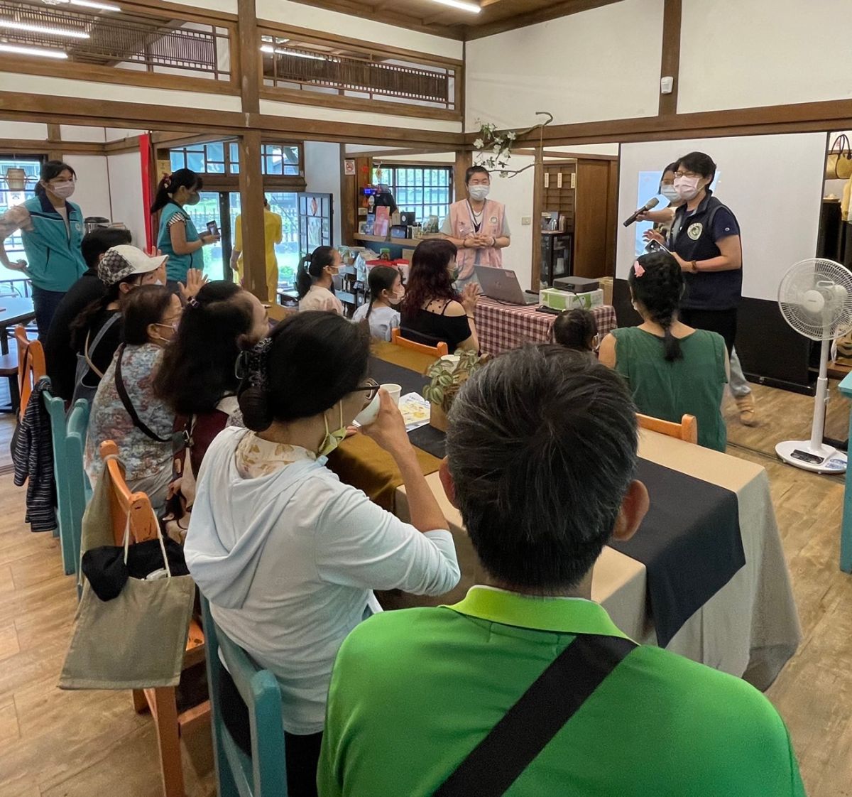 ▲移民署南區事務大隊嘉義市服務站黃艷薰主任宣導反賄選。（圖／移民署嘉義市服務站提供）