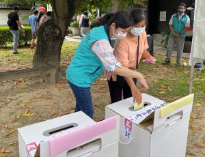 ▲越南新住民映月將黃色選票投入對應的票匭，完成投票。（圖／移民署提供）