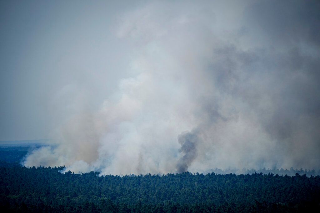 ▲德國警方一座彈藥儲存庫發生爆炸後，首都柏林西部的格倫瓦德森林今天燃起熊熊大火。（圖／美聯社／達志影像）