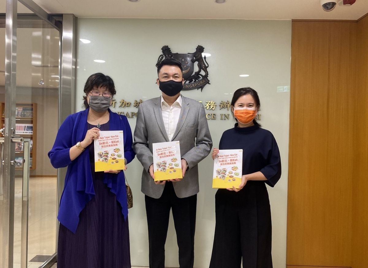 ▲經發局長何怡明（左）拜訪新加坡駐台北商務辦事處，向新加坡駐台代表葉偉傑（中）、主任黃筱涵（右）分享在新北市的異國美食料理，以及「新北嚴選」計畫。（圖／新北市經發局提供）