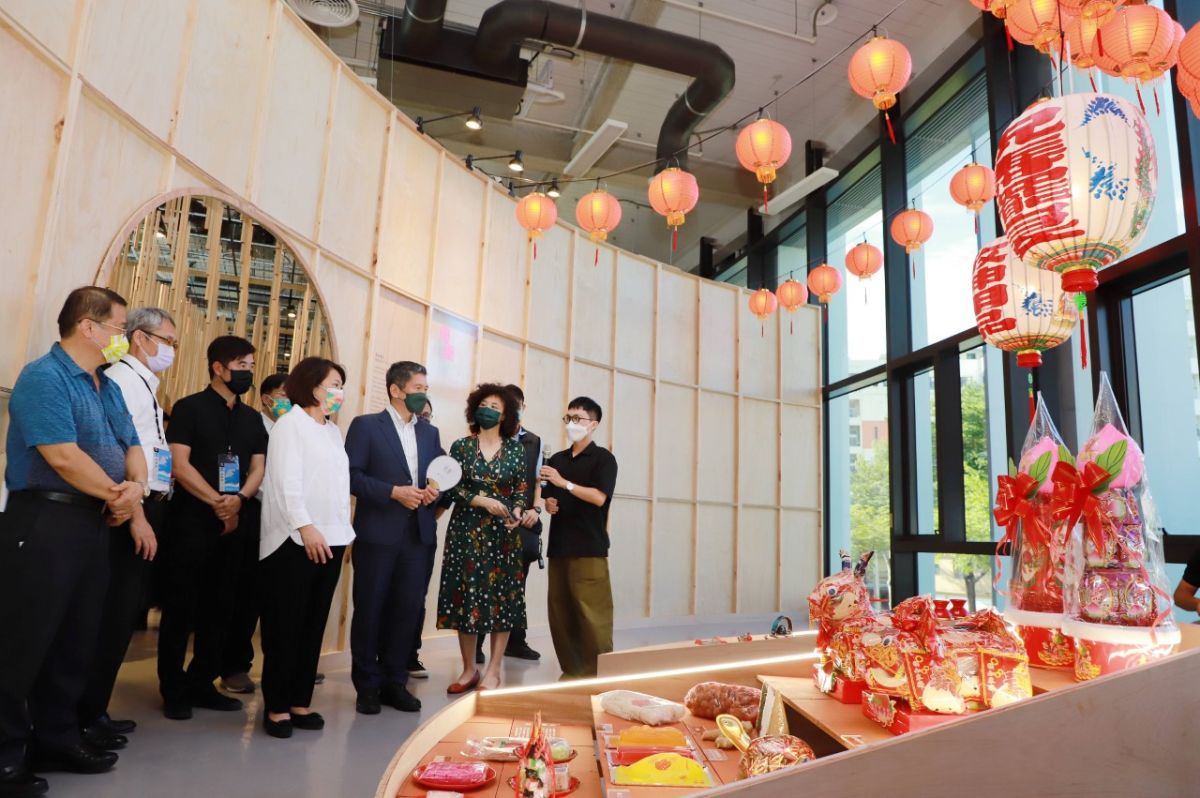 ▲文化部長李永得（右3）、嘉義市長黃敏惠（右4）一同參觀嘉義館。（圖／文化部提供）