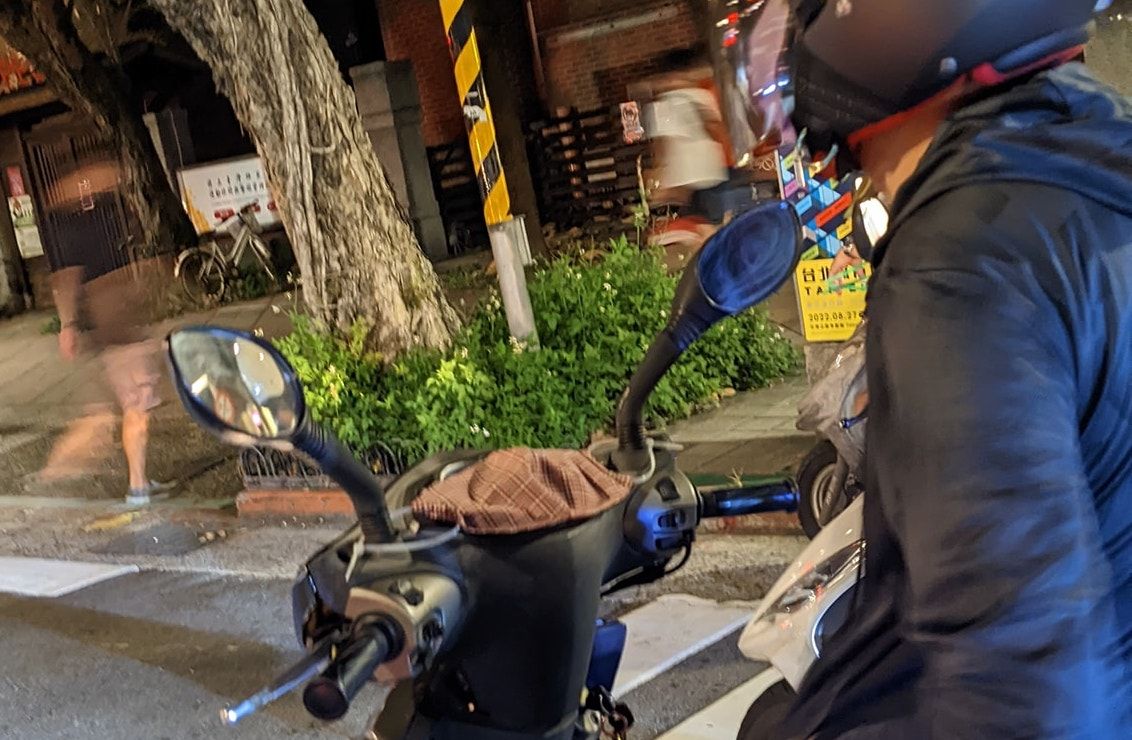 ▲有網友分享，他在路上發現某騎士的「儀表板」上蓋著一塊布料，雖然不知道其用途，但卻感到有些逗趣。（圖／翻攝自路上觀察學院）