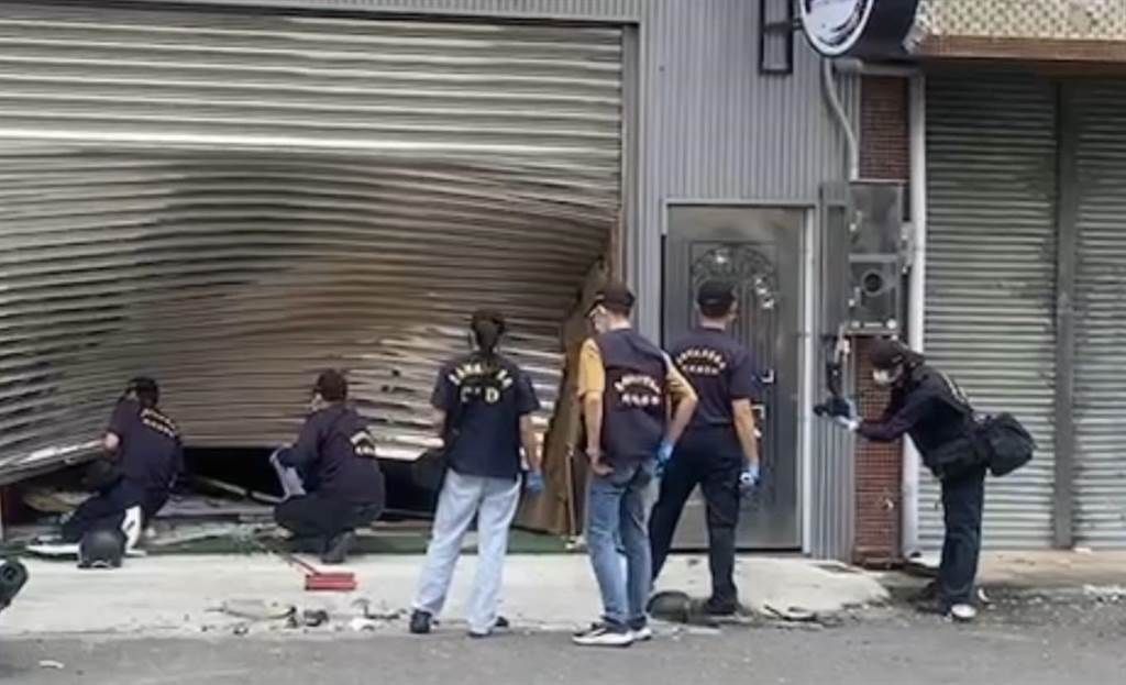 ▲台南鹽水區某茶行，今天凌晨遭到一群惡煞砸店。（圖／翻攝自爆料公社）